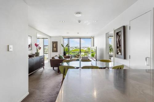 Kingsland Apartment | Perfection, Style, 2BR, 2BA, 2 Free Carpark 400m to Eden Park