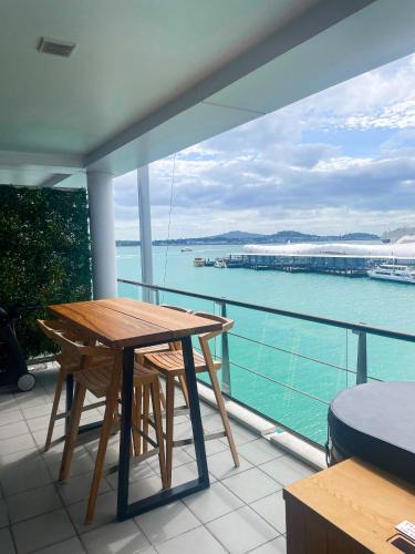 Auckland Central Business District Apartment | Luxury Apartment - Parking - Hot Tub - Stunning Views