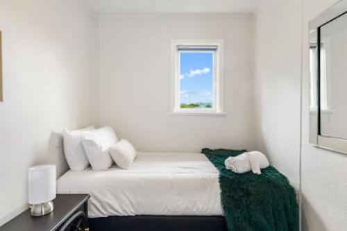 Henderson Apartment | Top-Floor Three-Bedroom Close to WestCity