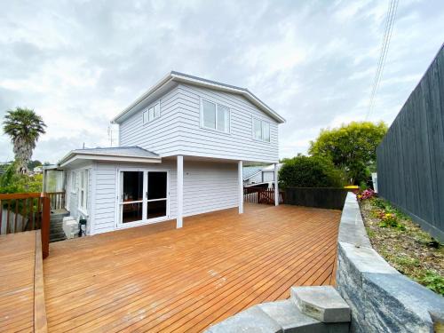 Browns Bay House | Browns Bay Spacious Retreat- near Beach & Shopping