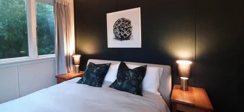 Havelock House | Mahakipawa Waterfront Hideaway - Belvue Bay Home