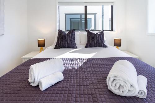 Christchurch City Centre Apartment | Relaxing Worcester CBD Retreat - Patio & Stadium