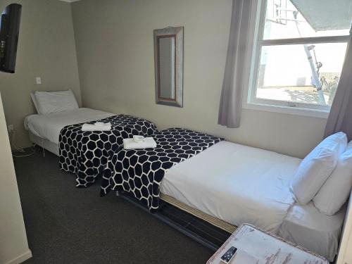 Piopio Hotel | FatOwl Motel, Bar & Eatery