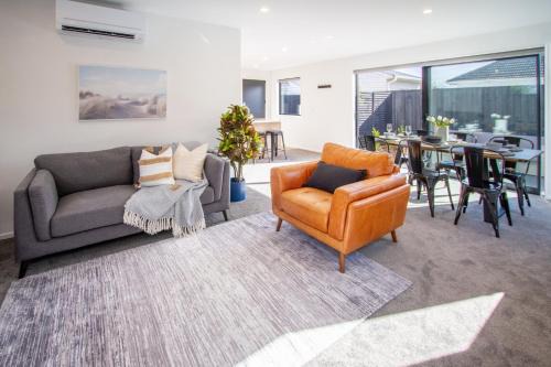 Saint Albans Apartment | Sunsoaked & Stylish 3 Bed, 1.5 Bath Home w Garage