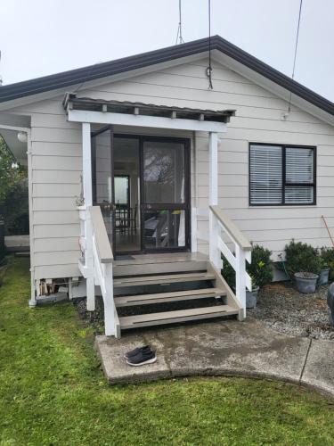 Orewa House | Orewa Cute, Cosy Cottage on Centreway!