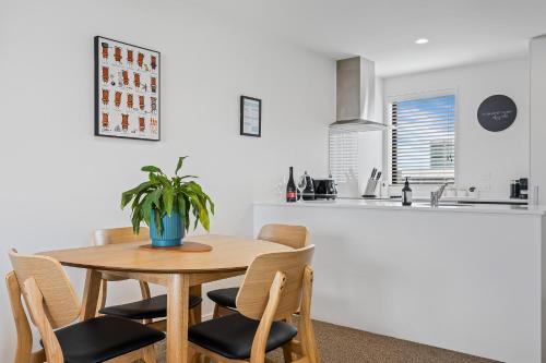 Christchurch City Centre Apartment | Central City 2BR Apartment Balcony & Parking