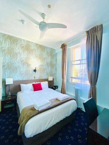 Devonport Hotel | The Esplanade Hotel