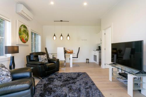 Rangatira Park Bed & Breakfast | The Retreat Luxury Garden Villa