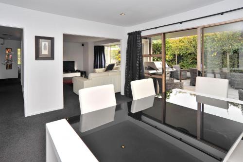 Merivale Apartment | Relaxed 3BR Hideaway - Outdoor Living & Pets - Christchurch Holiday Homes