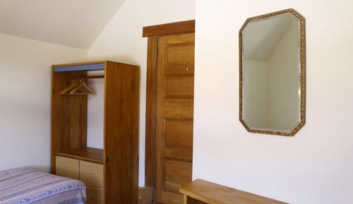 The Den - Shared Bathroom