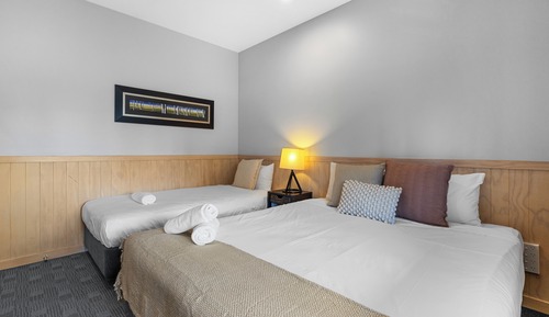 Motel Room - 2 Bedroom (5)