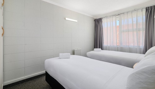 Suite, 1 Bedroom, 1 Queen and 2 Twin