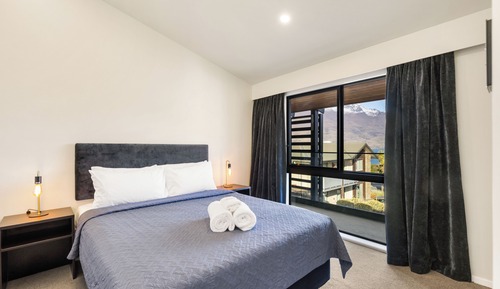 Deluxe One Bedroom Apartment Lakeview