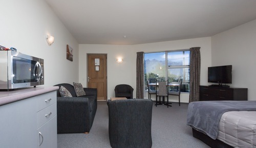 One Bedroom Lakeview Apartment