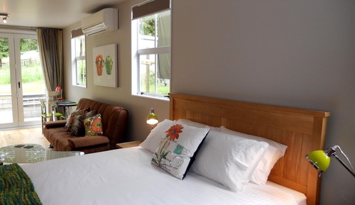 Deluxe Studio, 1 King Bed, Kitchenette, Courtyard Area