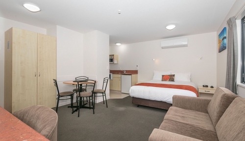 Family, 1 Bdrm (Queen, Single & Bunks)