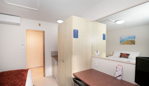 Compact Studio, 1 Queen Bed
