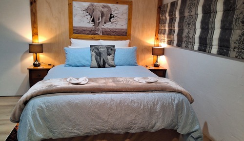 Signature Studio Suite, Fireplace, Garden Area (Elephants)