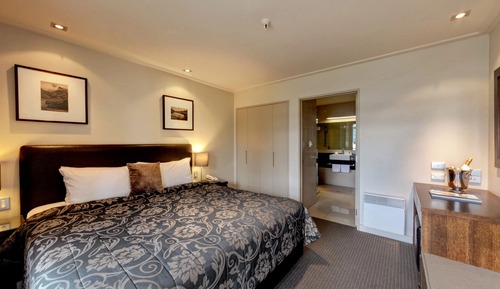 Deluxe Lakeview Suite