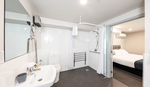 Deluxe Studio, Accessible
