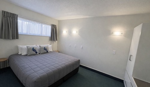 Standard Apartment, 1 King Bed, Roll-in Shower