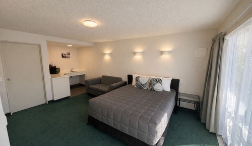 Studio, 1 Queen Bed, Roll-in Shower, Ground Floor