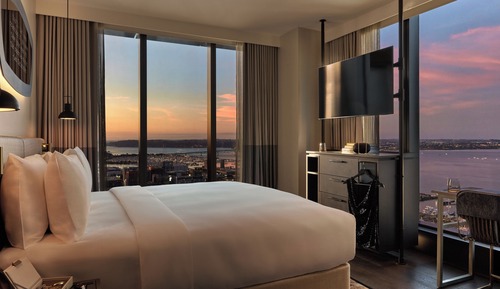 Standard Room, 1 King Bed, Harbor View, Corner