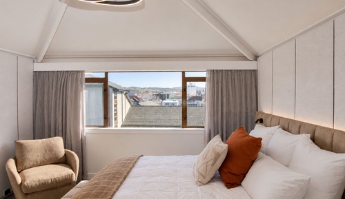 Suite, 1 King Bed (Club Lounge Access)