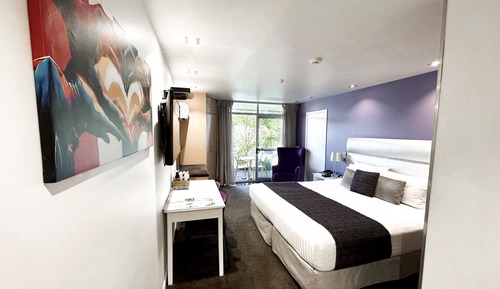 Riverfront Studio Spa Shower