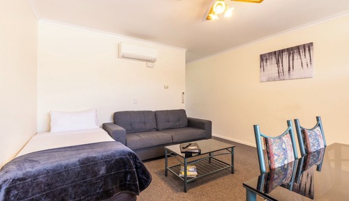 Budget Alleyway One bedroom with Shower