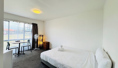 Budget Lakeview Queen Bed Studio