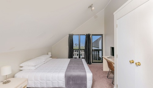 Superior Apartment, 1 Bedroom, Non Smoking, Partial Lake View