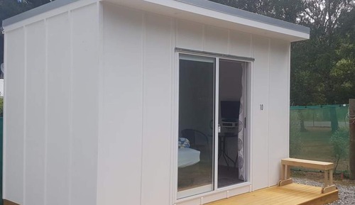 Standard Cabin, 1 Queen Bed (Shared Bathroom)