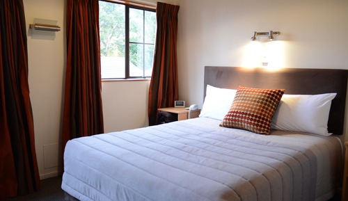 Suite (Luxury 5 person Suite with Spa)
