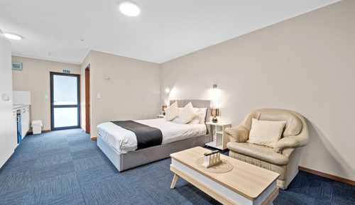 Luxury Studio Suite, 1 Queen Bed, Kitchenette, Garden View