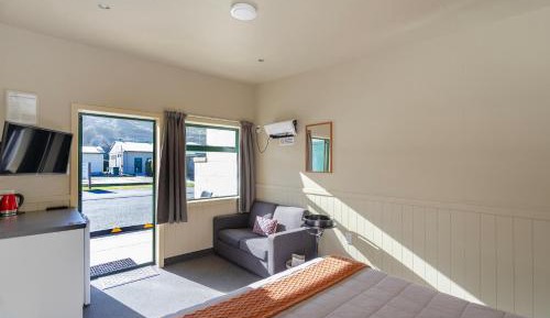 Queen Room with Private Bathroom
