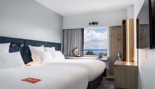 Double Room with Two Double Beds and Lake View