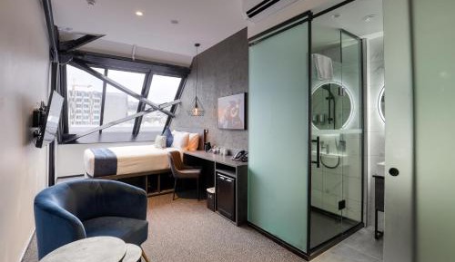 Business Queen Room