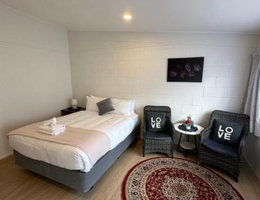 Deluxe Queen Studio 