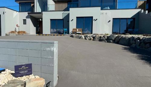Three-Bedroom Apartment with Lake View