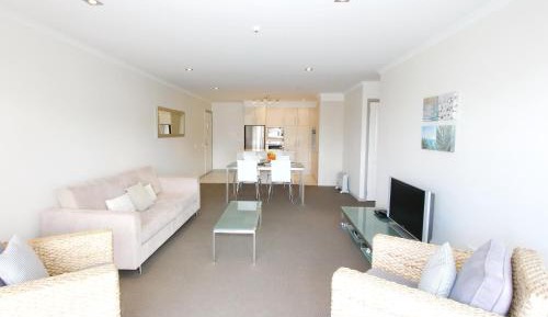 Deluxe One-Bedroom Apartment with Ocean View