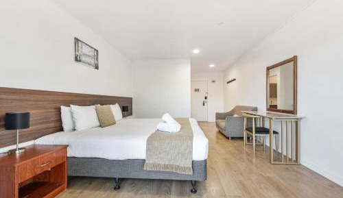 Deluxe King Room with Garden View