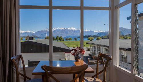 Three-Bedroom Apartment with Lake View