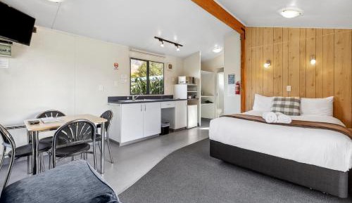 Superior One-Bedroom Ensuite Cabin - Queen Bed, Single Bed and Bunk Bed