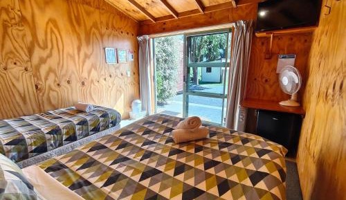 Standard Cabin with Shared Bathroom (3 People)