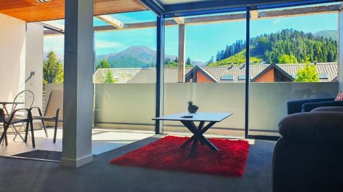 Apartment with Mountain View