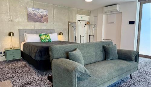 Deluxe Queen Suite