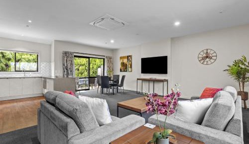 Deluxe Two-Bedroom Apartment with Garden View