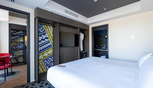 One-Bedroom Suite with Daybed and Mountain View