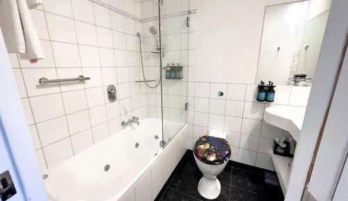 Studio with Spa Bath